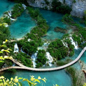 Cascadas Impresionantes y Aguas Turquesas