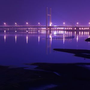 Impresionante Reflejo Nocturno del Puente
