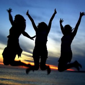 Chicas Felices al Atardecer