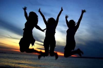 Chicas Felices al Atardecer