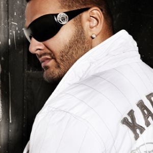 Hombre Estiloso con Gafas de Sol