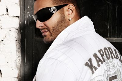 Hombre Estiloso con Gafas de Sol