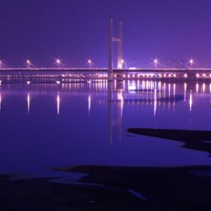 Reflejo Nocturno de un Puente Sereno