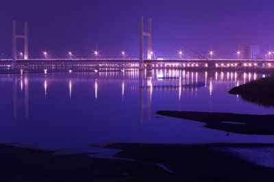 Reflejo Nocturno de un Puente Sereno