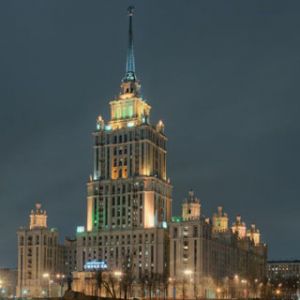 Impresionante vista nocturna de un edificio histórico