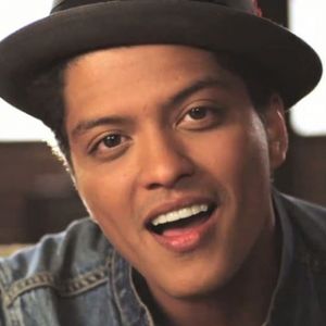 Retrato Sonriente de Bruno Mars