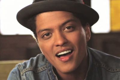 Retrato Sonriente de Bruno Mars