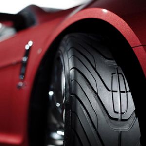 Primer plano de neumático de coche