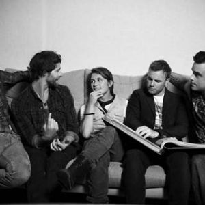 Discusión de Banda en Blanco y Negro