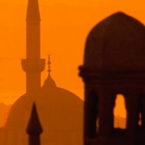 Silueta de Mezquita al Atardecer