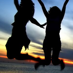 Silhouetas Alegres al Atardecer