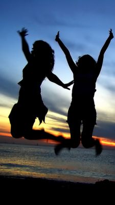 Silhouetas Alegres al Atardecer