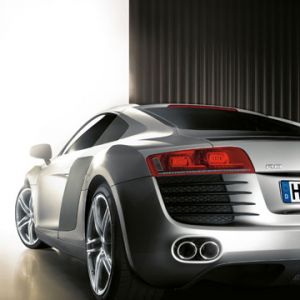 Elegante Coche Deportivo Plateado