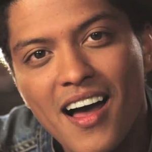 Retrato Sonriente de Bruno Mars