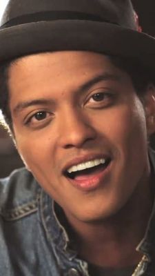 Retrato Sonriente de Bruno Mars