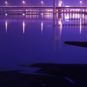 Impresionante Reflejo Nocturno del Puente