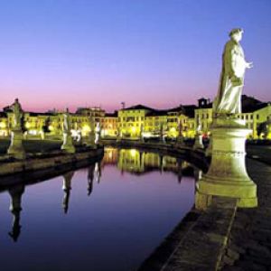 Hermosa Vista Nocturna de Estatuas
