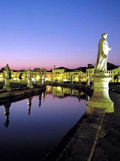 Hermosa Vista Nocturna de Estatuas
