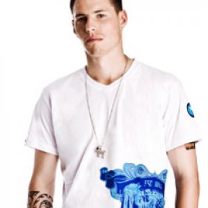 Joven Estiloso con Camiseta Blanca