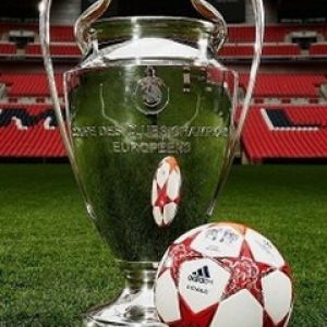 Trofeo de la Champions League y Balón de Fútbol