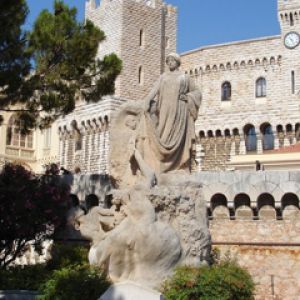 Estatua y castillo de Mónaco