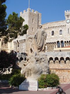 Estatua y castillo de Mónaco