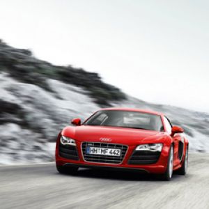Audi R8 rojo en carretera nevada