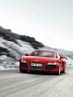 Audi R8 rojo en carretera nevada