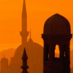 Silueta de Mezquita al Atardecer