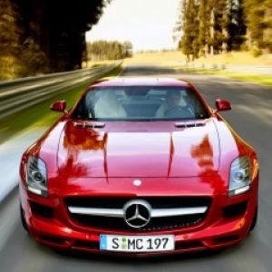 Coche Deportivo Rojo Mercedes SLS AMG