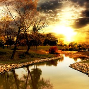 Sereno Atardecer sobre un Río