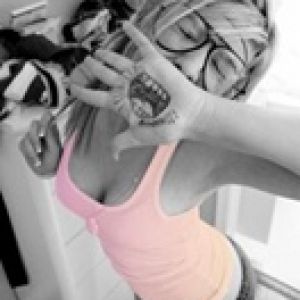 Chica Estilosa con Gafas