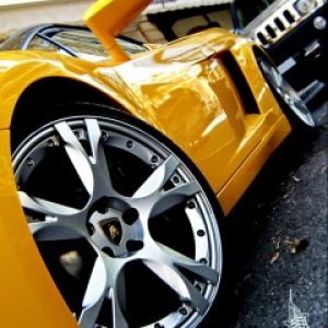 Coche Deportivo Amarillo en Primer Plano