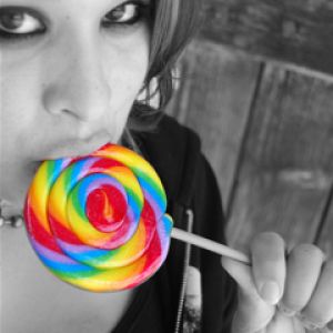 Chica con piruleta colorida