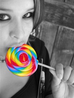 Chica con piruleta colorida