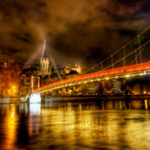 Puente Iluminado de Noche