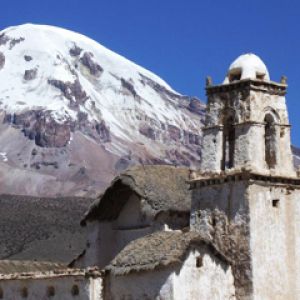 Iglesia histórica con montaña nevada