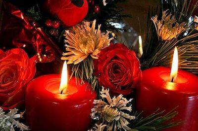 Velas Rojas y Flores