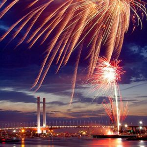 Fuegos Artificiales Sobre el Puente