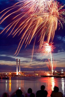 Fuegos Artificiales Sobre el Puente