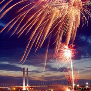Fuegos Artificiales Sobre el Puente