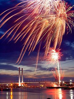 Fuegos Artificiales Sobre el Puente