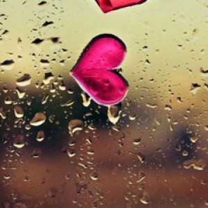 Corazones Románticos en Ventana Lluviosa