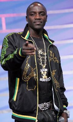 Akon Actuación Estilosa