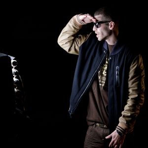 Artista Musical con Estilo en Acción