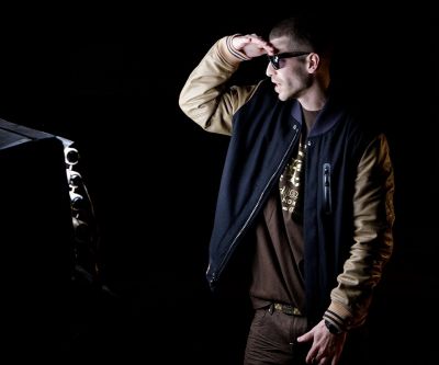 Artista Musical con Estilo en Acción
