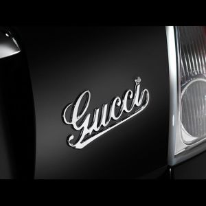 Logo de Gucci en coche de lujo