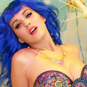 Glamour con Cabello Azul Vibrante