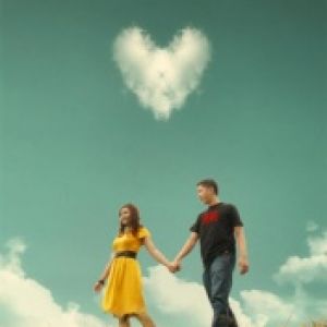 Pareja Enamorada con Nube en Forma de Corazón