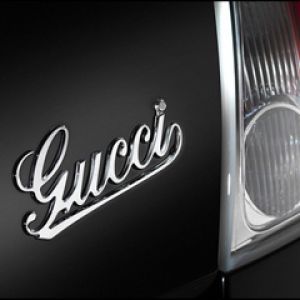 Logo de Gucci en Coche